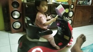 Lucu bayi wanita naik mobil listrik dan terjatuh