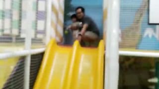 Bayi naik prosotan dan terjatuh