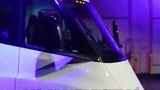 Unleashing the Power of Teslas Semi Revolutionizing LongHaul Transportation.