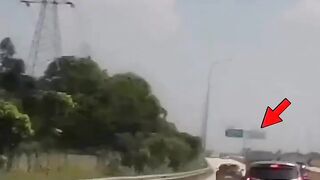 Kejadian di dalam toll.