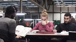 Écouteur mal branché à la bibliothèque#cameracachée
