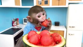 Monkey Baby Bon Bon oes to the toilet and eats fruit with puppy and duckling at the pool