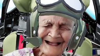 Nenek naik kapal terbang