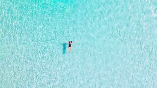 A praia mais linda do Brasil Essa é a Praia Grande de Arraial do Cabo, de um azul e uma transparência que chega a ser difícil de acreditar!