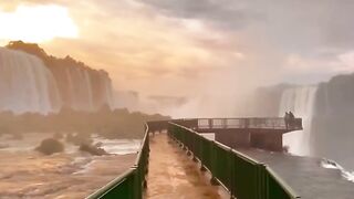 Imagine caminhar pela passarela admirando o amanhecer das Cataratas do Iguaçu!