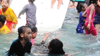 Meluncur di kolam renang