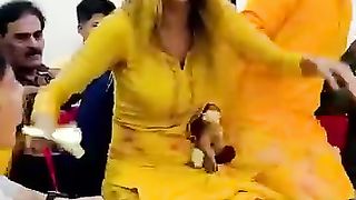 Kursi to toot gai baap