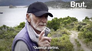 À 77 ans, Jo vit isolé en Corse, loin du "monde des fous"