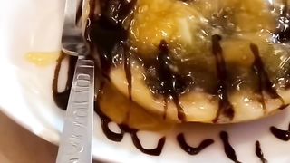 Makan kue sarabi coklatnya sampai tumpah