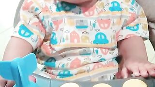 Si adek lagi dengar musik