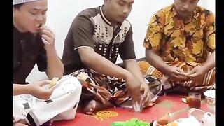 Kesempatan mungpung gax ada yg liat