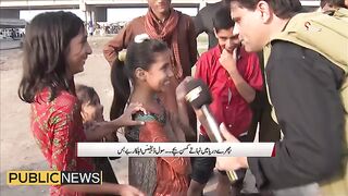 پاپا نے ہمیں پانی میں بھیجا!! | Public News