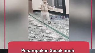 Penampakan aneh coba perhatikan