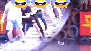 جھومتی ہوئی پل کے اوپر ٹکنا اسان نہیں ہوتا