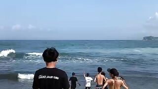 ke pantai memang syahdu