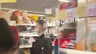У столиці сьогодні величезні черги й напівпорожні магазини