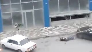 На росії чоловік влаштував стрільбу у торговому центрі