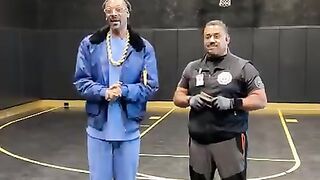 Snoop Dogg Shocked by Gun Disarm????