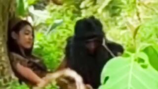Parah pasangan suku mante tertangkap kamera sedang begituan