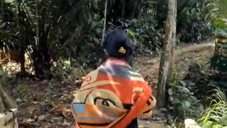 Gadis di kampung mandi di sungai