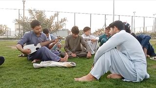 اپنے دوستوں کے ساتھ لیبر پارک میں