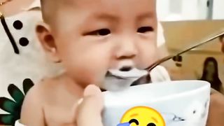 CUTE BABY ???? Video bayi lagi minum lalu ketawa