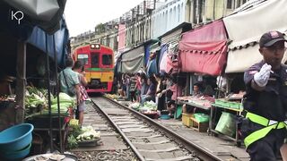 UNIK KERETA API LEWAT PASAR TRADISIONAL