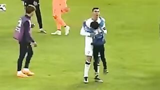 #shorts بالاحضان شاهد تواضع رونالدو مع المشجع الصغير ????????