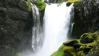 air terjun dengan suara yang indah