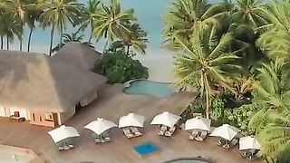 kolam renang di pinggir pantai