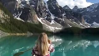 di atas perahu melihat cinta