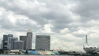 melihat gedung dari danau