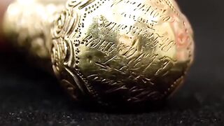 Pria Ini Menjual Tongkat Komando Berlapis Emas Seharga Rp.250.000.000 Rupiah Ke Toko Barang Antik