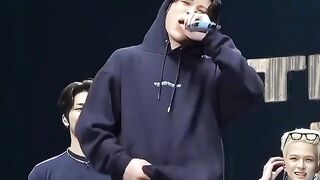 member's reaction to see junghwan abs????????