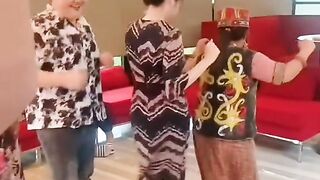 Ida Dayak di ajak joget bareng