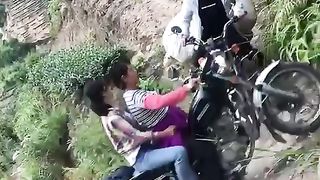 Txoj kev me kev nkhaus, poj niam thiaj tseem tau luag tsav maus taus