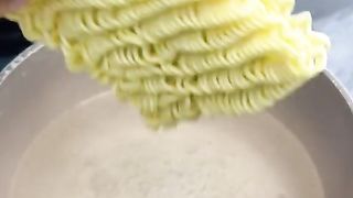 lumpia isi mie cemilan enak nih