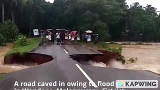 Kerala_road_cave-in_as_flood_water_rushes_in_V1