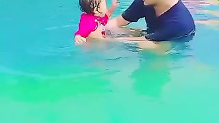 baby belajar berenang hebat berani