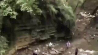 Hampir Terjatuh Kedalam Air Terjun
