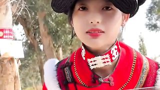 山路中偶遇彝族小妹妹，送她回家意外得知父母離