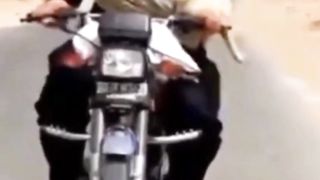 ALIZA BIKE BHI CHALA LATI HAY.