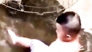Video lucu anak kecil terpeleset ????????