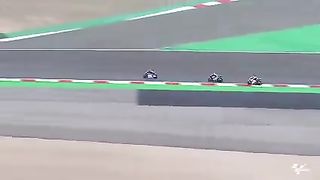 A dramatic incident in #Moto2 brought out the red flag ????