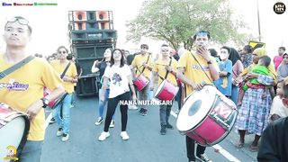 the reaction of Caucasians to see street music in Lombok