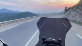 Moto coucher de soleil avec lyrics