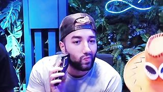 Billy Se Rase La Barbe Au Lieu De La Moustache