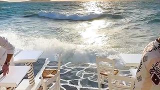 Vue du coucher de soleil Sea Waves_ Fleurs et cocktails au Negrita Bar à Mykonos