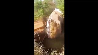 heavy equipment excavators anccident &  Incredible trucks fails