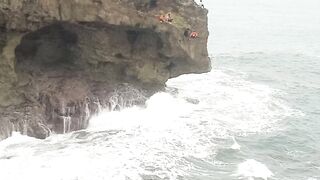 Dahsyatnya hantaman ombak di pantai madasari